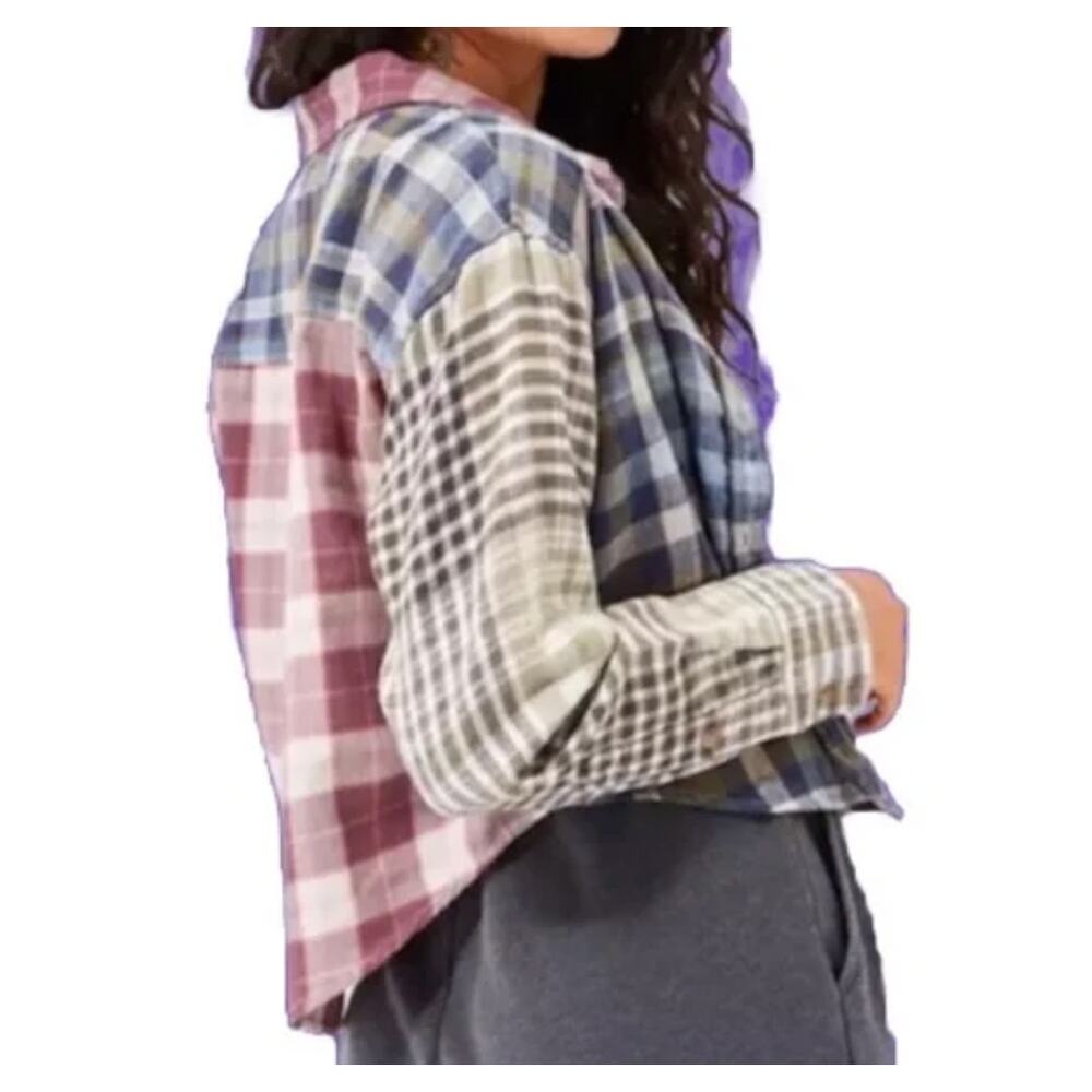 American Eagle cropped patch flannel - image 3